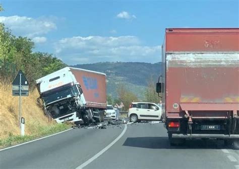 Impatto Frontale Tra Un Tir Ed Una Panda Grave Incidente Sulla