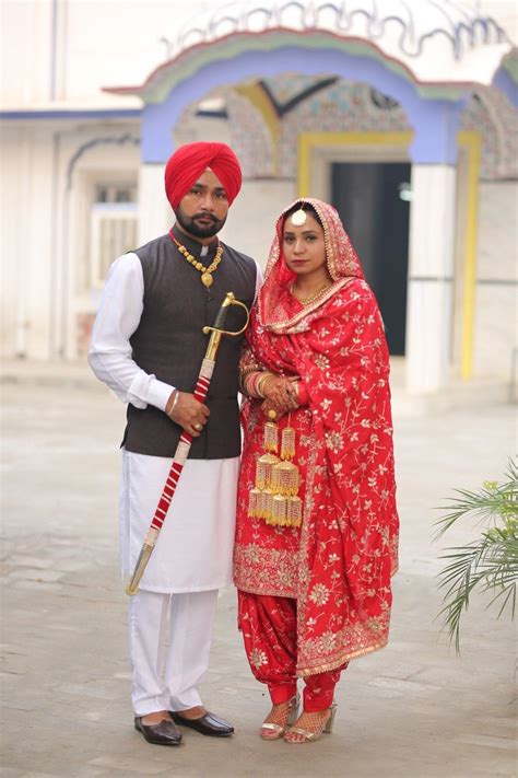 Punjabi Couple in Traditional Wedding Dress | Budaya