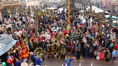 Rastatt im Fastnachtsmodus Narren stürmen am 8 Februar das Rathaus