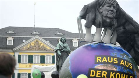 Vor Der Weltklimakonferenz Klimasch Tzer Demonstrieren In Bonn Politik