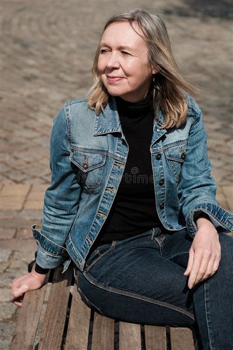 Portrait D Une Femme Blonde Mature Regardant Pensive Photo Stock Image Du Songeur Quipement