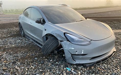 Cette vidéo montre une Tesla Model 3 foncer sur un train vous ne