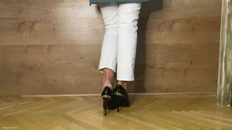 MATURE LADY HOSTESS STANDING IN HIGH HEELS SORE FEET MP4 Mobile Version Pretty Dirty Foot