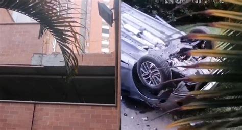 Automóvil cae de tercer piso de parqueadero en Medellín y su ocupante