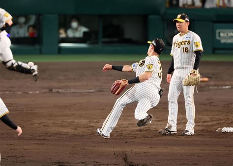 【阪神】小幡竜平の美技に岡田監督もニヤリ 素手キャッチからのランニングスローで出塁阻止 プロ野球写真ニュース 日刊スポーツ