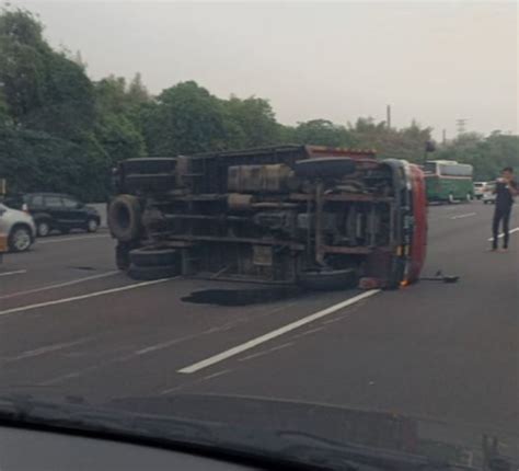 Truk Terbalik Di Tol Jagorawi Arah Jakarta Lalu Lintas Macet Okezone