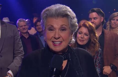 Ginette Reno fait grandement réagir avec son look lors d une soirée