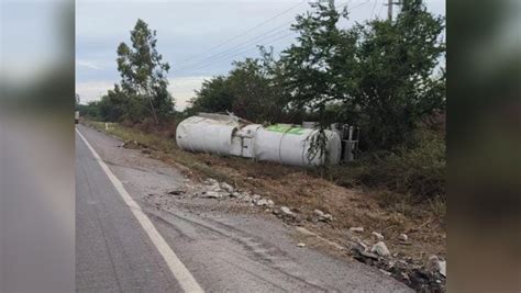 Pipa Cargada De Combustible Vuelca Sobre La Autopista Culiac N Mazatl N