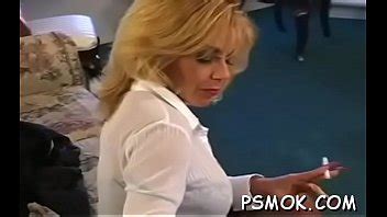 Con Ganas De Una Puta Chupando Esa Polla Profundamente Mientras Fuma XVIDEOS