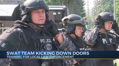 Swat Team Kicking Down Doors Youtube