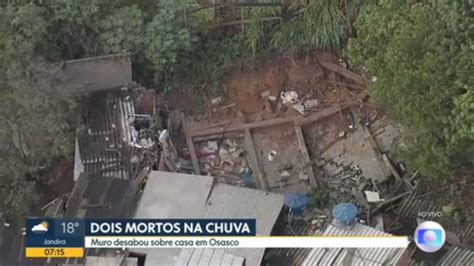 Vídeo Dois homens morrem soterrados após muro desabar durante chuva em