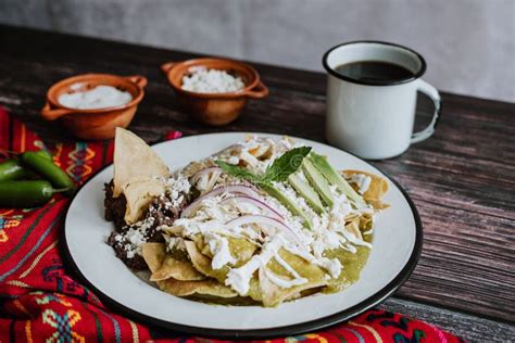 Chilaquiles Verdes Mexicanos Con Pollo Y Salsa Verde Picante Desayuno