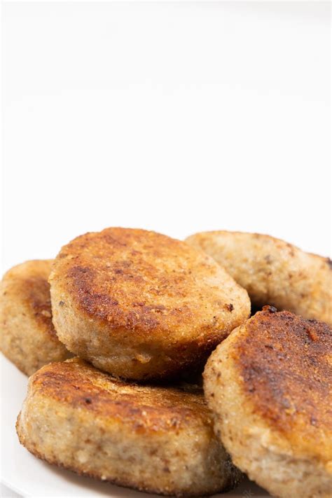 Chuletas De Pescado Caseras Fritas Sobre Un Fondo Blanco Foto Premium