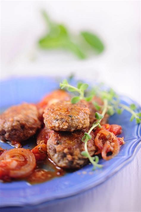 Parmesan Hackb Llchen Mit Tomatensauce Bilder Kaufen Stockfood