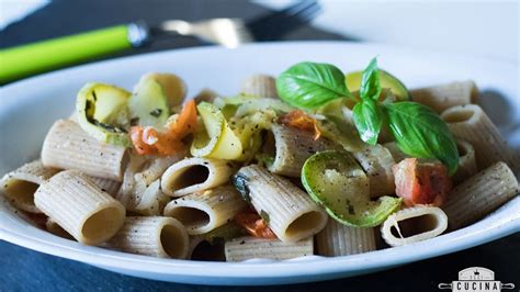 Pasta Integrale Con Zucchine E Pomodori Piatto Leggero Youtube