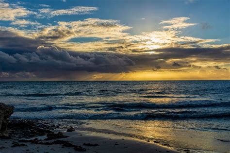 Premium Photo | Geraldton beach sunset