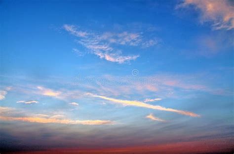 Formaciones Anaranjadas Y Rojas Hermosas De La Nube De La Puesta Del