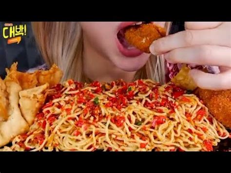 MUKBANG MIE GACOAN LEVEL TERPEDAS DENGAN BERBAGAI TOPPING MUKBANG