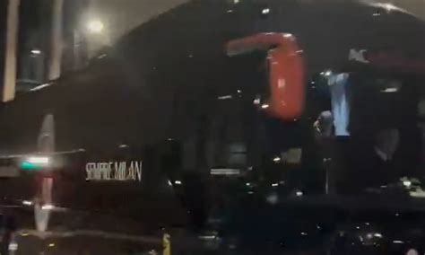 Milan Cagliari L Arrivo Del Pullman Rossonero A San Siro VIDEO