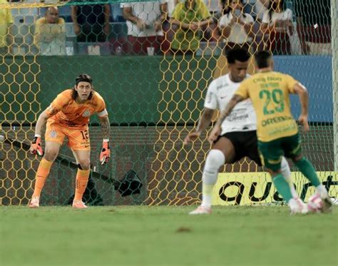 Mano vê Corinthians zerado pela primeira vez em um mês e tenta