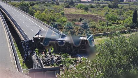 Tragedia Sulla A Camion Si Ribalta Tra Rocca E Santagata Militello