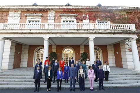 El Nuevo Gobierno Se Hace La Foto De Familia Y Celebra Su Primer