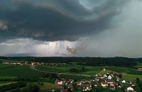 Warnung Vor Unwetter Das Wetter Im Allg U Starkregen Sturm Und