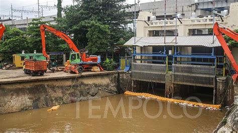 Pemeriksaan Alat Pengukur Curah Hujan Dan Tinggi Muka Air Di Pintu Air