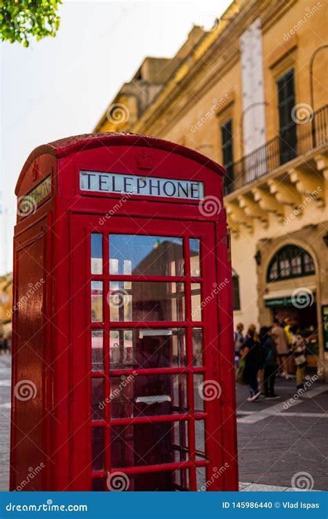 Cabina De Tel Fonos Roja De Brit Nicos Del Vintage En La Ciudad Antigua