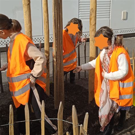 Les Enfants Plantent Les Arbres Bastide Niel Zac Bastide Niel