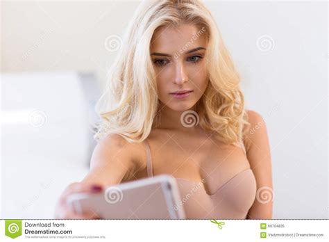 Femme Dans La Lingerie Faisant La Photo De Selfie Image Stock Image