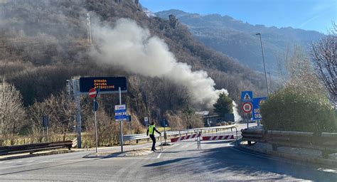 Nuova Strada Chiusa Marted Sulla Vecchia Blocco Dei Mezzi Pesanti