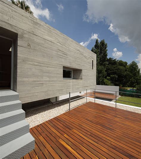 Modern Bunker House by Estudio Botteri-Connell - MyFancyHouse.com