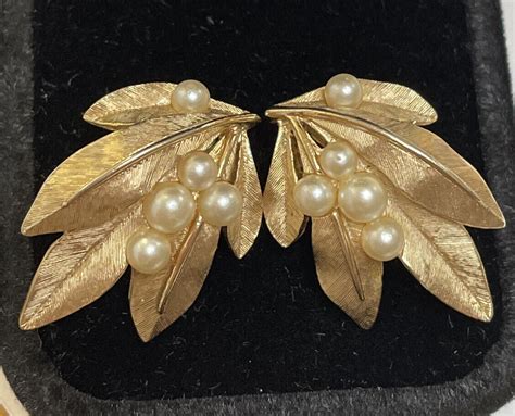 Crown Trifari Brushed Gold Tone Faux Pearl Clip On Ea Gem