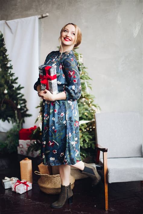 El Blonde Encantador Con Perfecto Compone Sostener La Caja De Regalo Foto De Archivo Imagen De