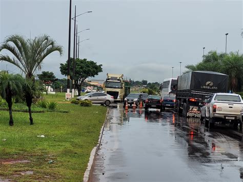 Carreta Estraga E Causa Mais De Quil Metros De Congestionamento Na