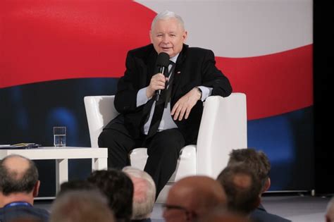 Kobiety do 25 roku życia dają w szyję Jarosław Kaczyński tłumaczy