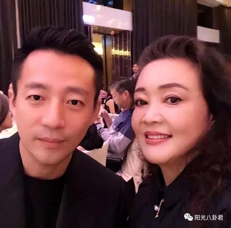 张兰汪小菲闹翻后现状：联系全靠直播间pk，母子俩隔着屏幕仍然互相心疼张兰汪小菲母子新浪新闻