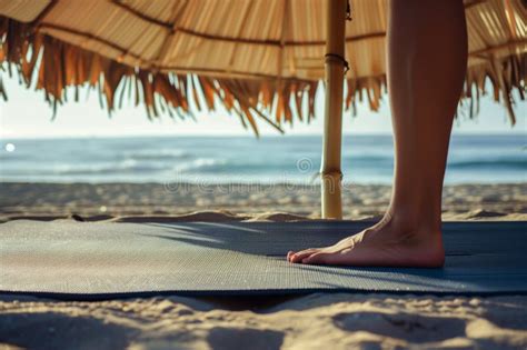 Alfombra De Yoga Colocada Bajo Una Sombrilla De Playa Que Llega Hasta