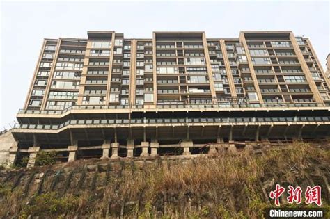 重庆再现魔幻建筑：房屋依山而建并安装崖壁电梯 你知道为什么重庆被称为“8d魔幻城市”吗？ 知乎