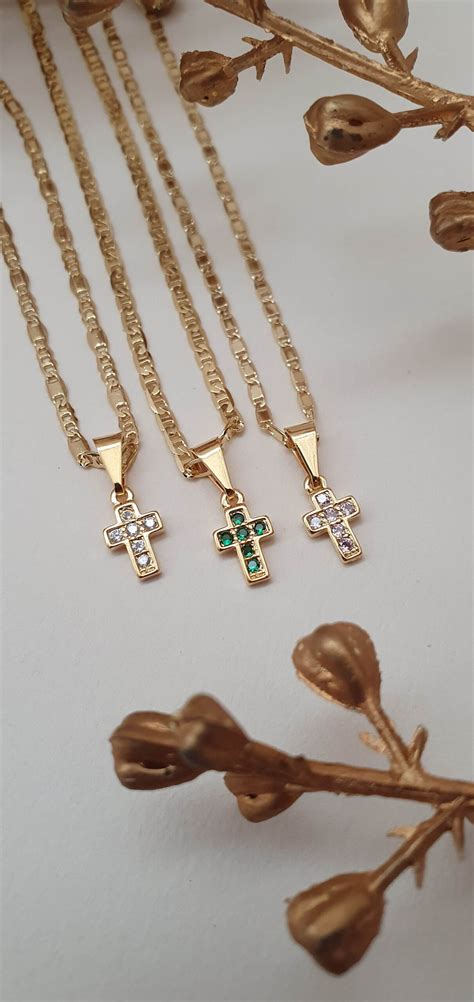 mini cruz con circonias Zona Élite Joyería Oro Laminado 18k