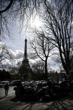 Sciopero Dei Netturbini Strade Di Parigi Sommerse Dai Rifiuti