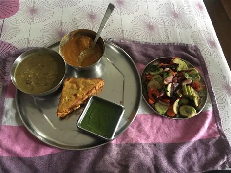[i ate] Mix daal, paneer kofte, bread pakoda, coriander mint chutney