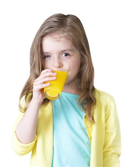 Fille D Enfant Jugeant Le Jus D Orange En Verre D Isolement Sur Le