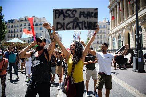 Covid Plus De Manifestants Contre La Dictature Sanitaire