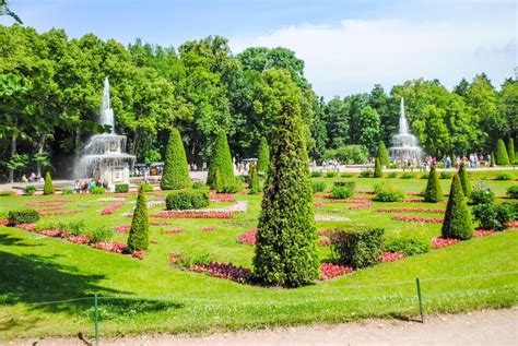 Красивые парки Peterhof стоковое изображение. изображение насчитывающей ...