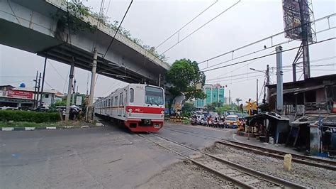 Perlintasan A Di Bawah Flyover Kereta Bandara Dan Kereta Krl