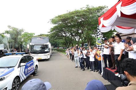 Pj Gubernur Al Muktabar Lepas 22 Bus Program Mudik Gratis 2024