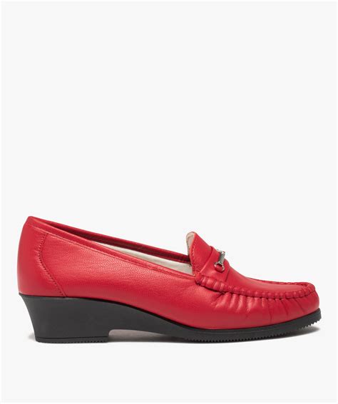 Mocassin Femme Confort à Talon Compensé Dessus Cuir Uni Rouge Gemo