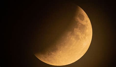 Imagini spectaculoase cu eclipsa parţială de Lună din 16 iulie